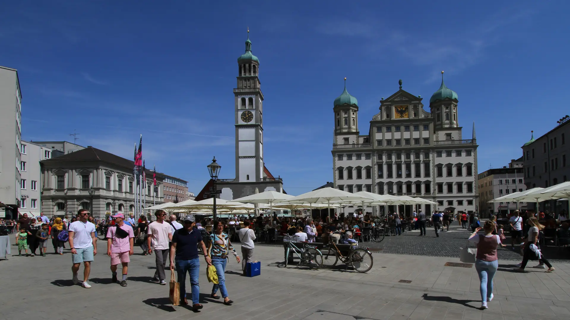 Rathaus und Perlachturm am Rathausplatz in Augsburg