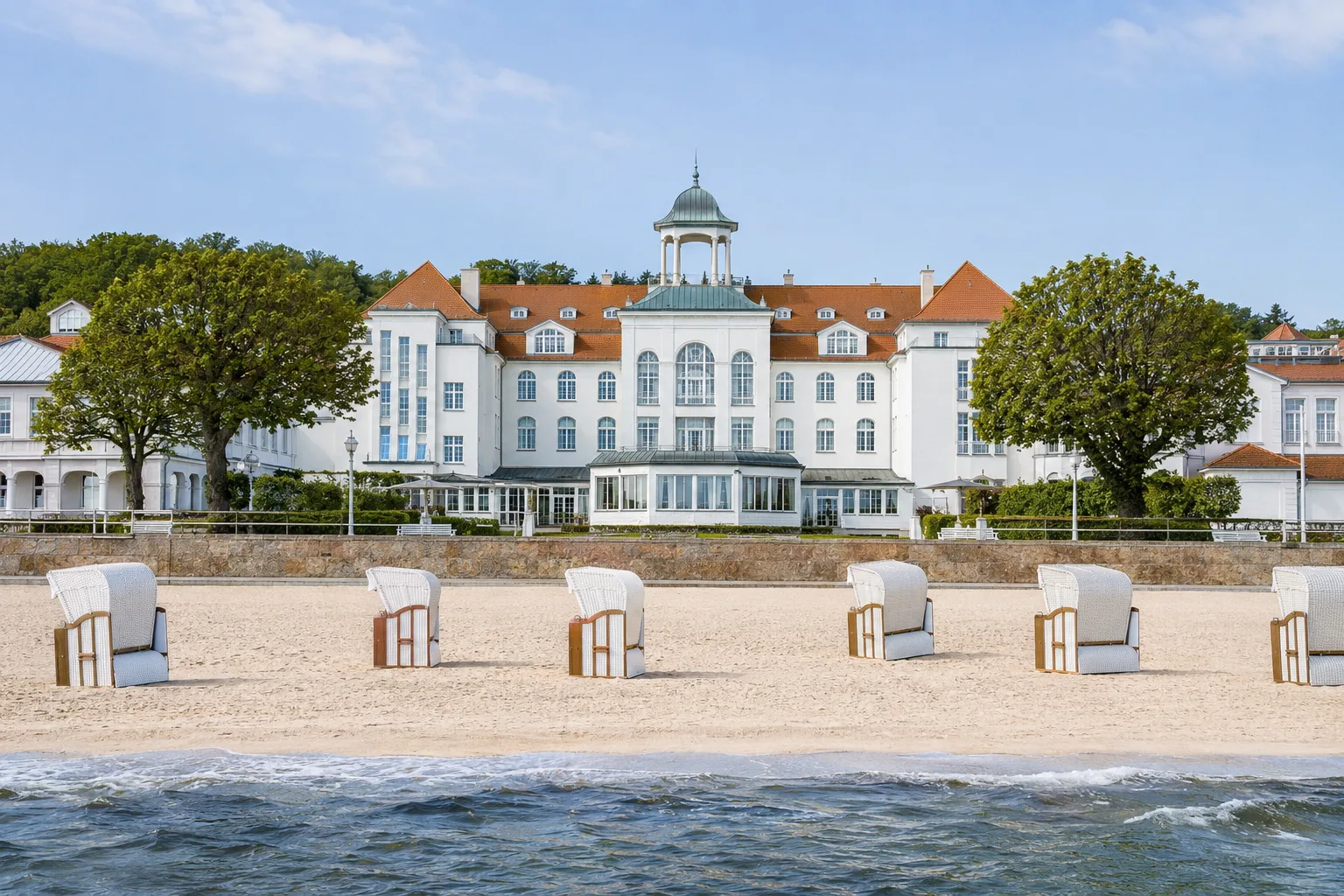 Kurhaus Binz mit Strandkörben am Ostseestrand