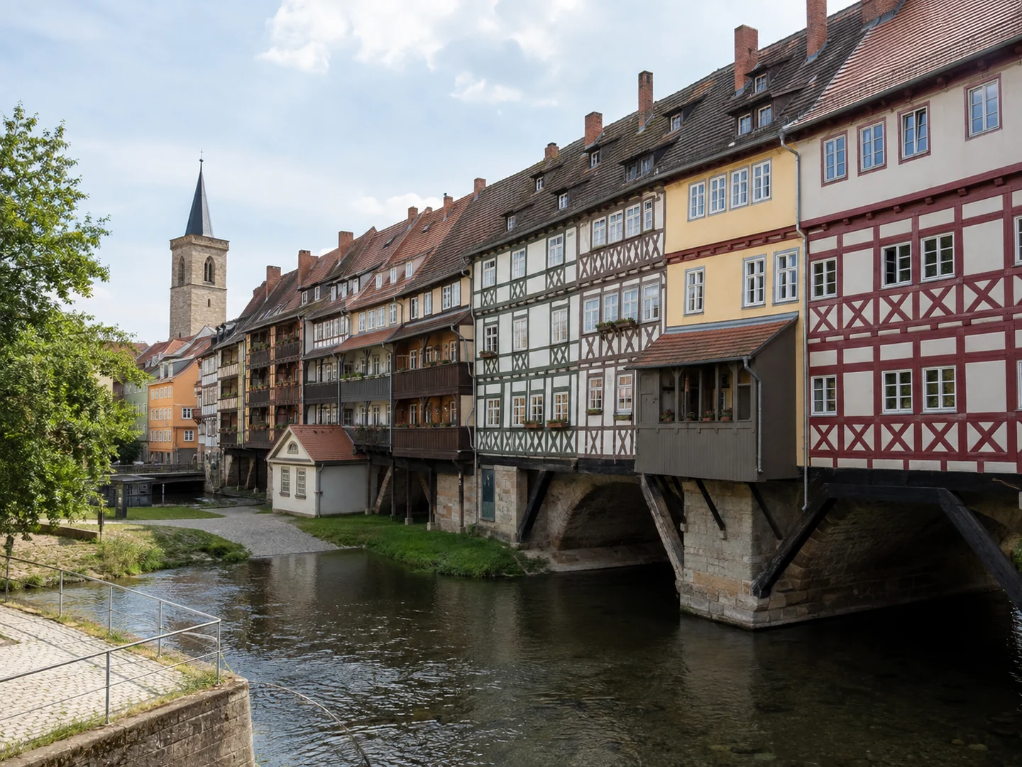 Krämerbrücke über der Gera in Erfurt als Wahrzeichen Thüringens