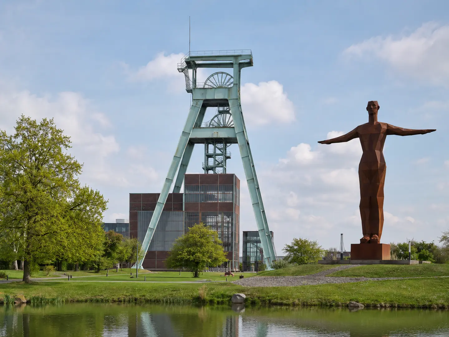 Nordsternpark in Gelsenkirchen mit Förderturm und Herkules-Skulptur