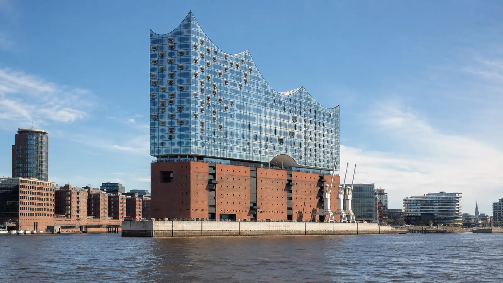 Elbphilharmonie mit Blick auf die Elbe in Hamburg