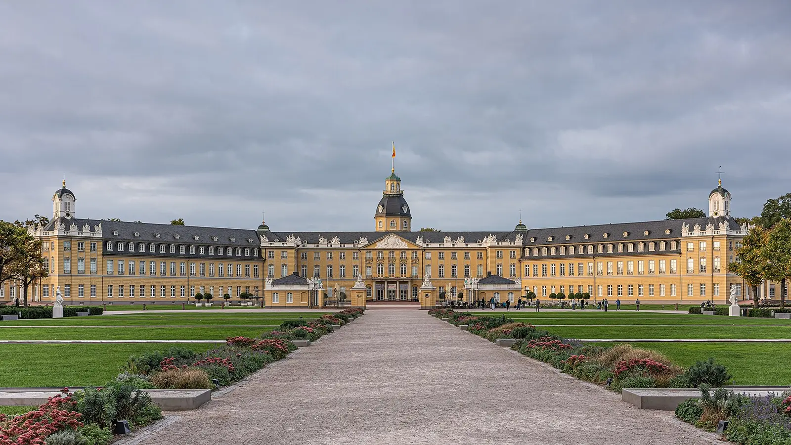 Karlsruher Schloss mit Schlossplatz