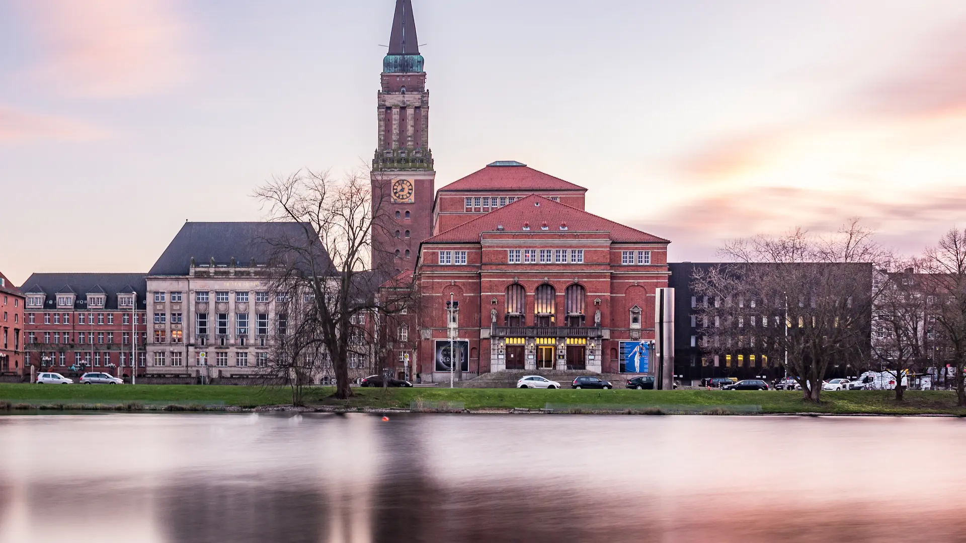 Kieler Rathausturm und Opernhaus am Kleinen Kiel