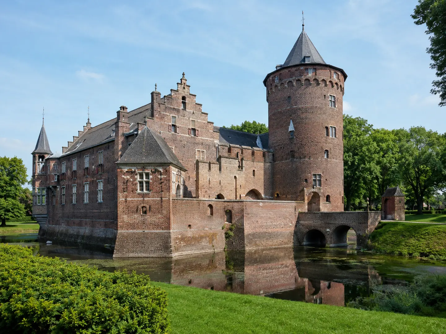 Burg Linn in Krefeld mit Rundturm, Wassergraben und Parkanlage
