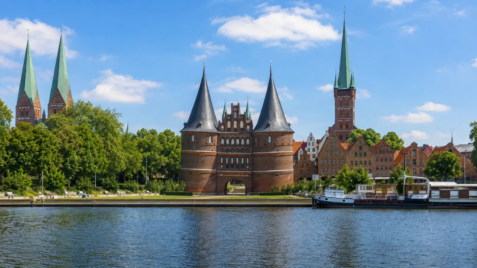 Holstentor, Salzspeicher und Altstadttürme in Lübeck