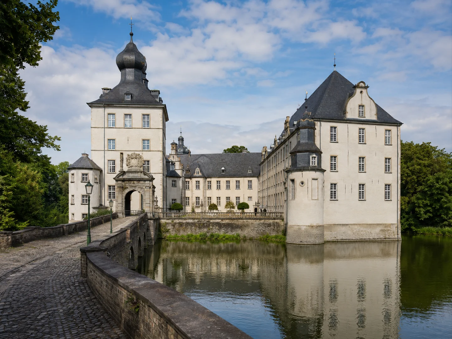 Schloss Rheydt in Mönchengladbach bei Tageslicht
