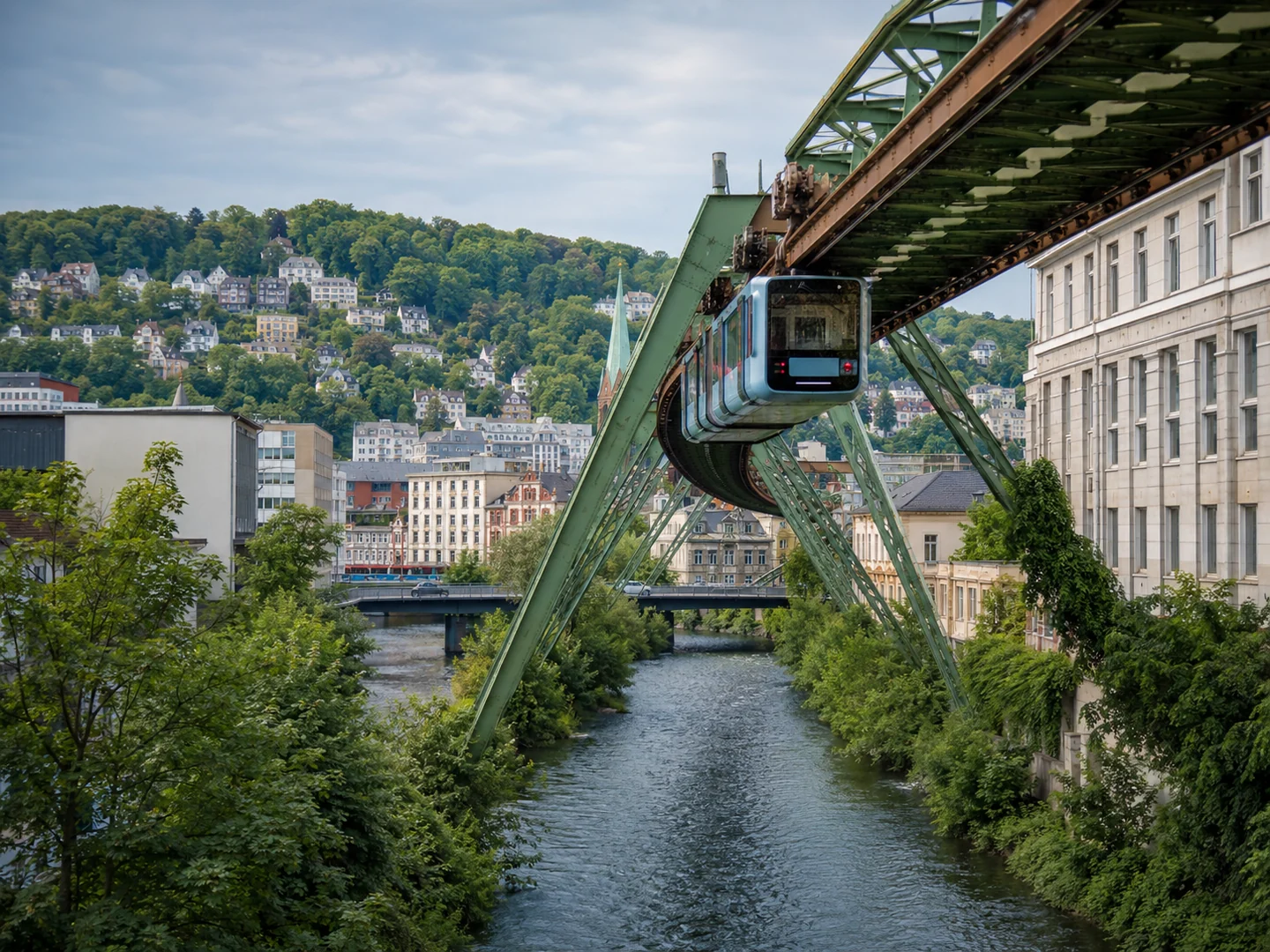 Wuppertaler Schwebebahn über der Wupper